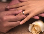 На каком пальце и руке носят помолвочное кольцо?