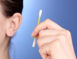 Как правильно чистить уши человеку?