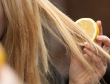 Как осветлить волосы лимоном?