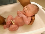 Как мыть новорожденного ребенка в первый раз?