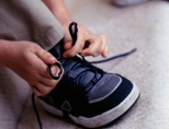 Как ребенка научить завязывать шнурки
