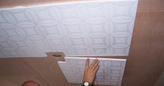 Как правильно поклеить потолочную плитку
