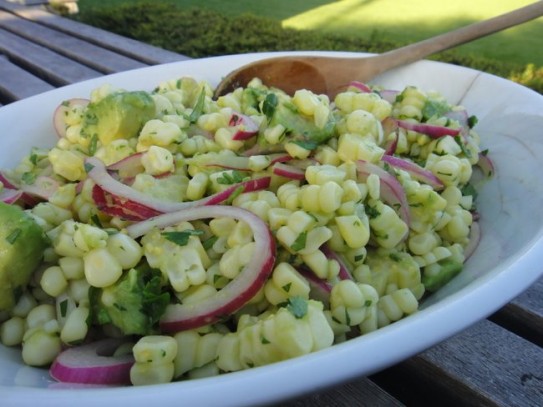 Салат с консервированной кукурузой и авокадо