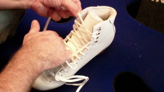 Как правильно шнуровать коньки хоккейные