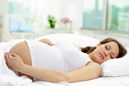 Как правильно спать при беременности