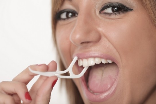 Как правильно пользоваться зубной нитью?