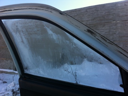 Почему замерзают стекла в машине и как это исправить?