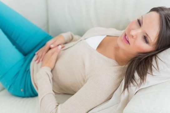 Болит желудок: что делать в домашних условиях, причины, лечение