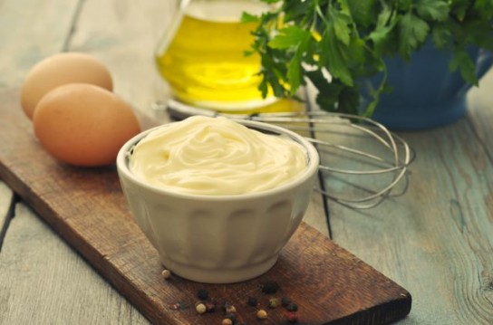 В чём разница между покупным майонезом и домашним продуктом?