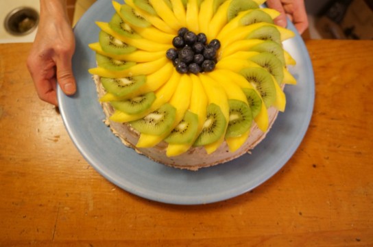 5 способов как украсить торт фруктами?