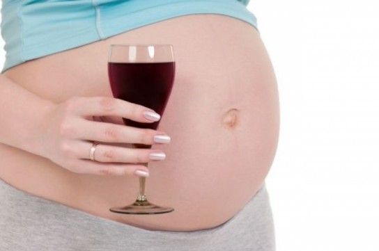 Что нужно знать  беременной женщине, прежде чем взять в руки бокал с безалкогольным пивом?