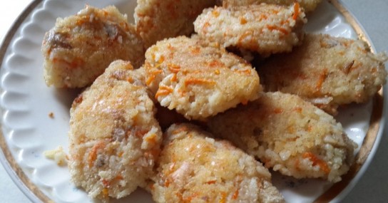 Мясо под сырным соусом с овощами и рисом